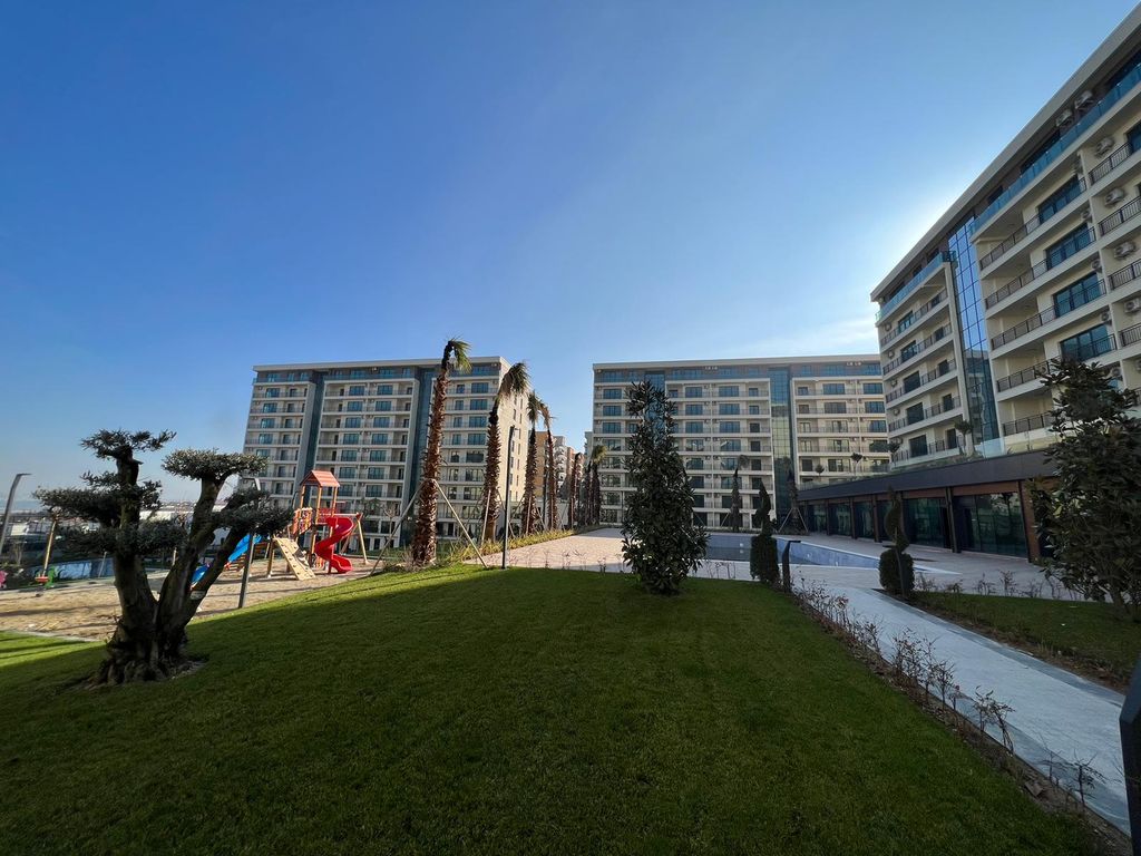 Property photo 3 of 23 Lake View Apartments In Istanbul -Landscaped Garden