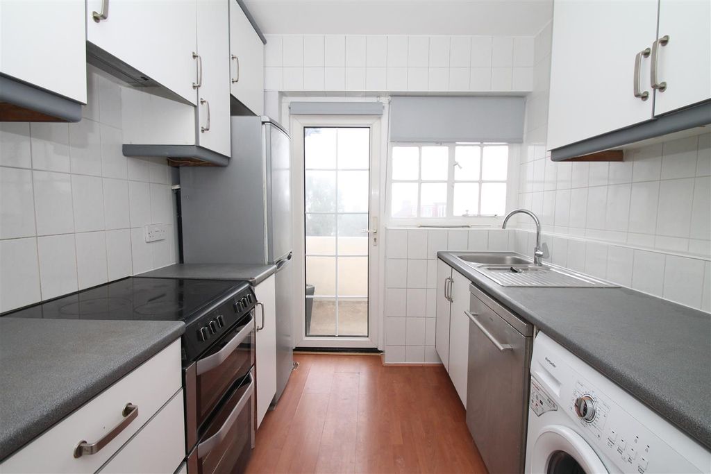 Property photo 3 of 8 Kitchen