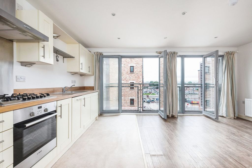 2 bed flat for saleThe Docks, Gloucester GL1 photo 5