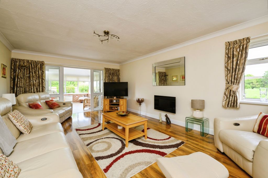 Property photo 2 of 20 James23Suttonstspaldingpe120Jg-25