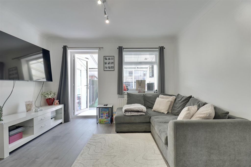 Property photo 3 of 20 F7A170Eb-3Af5-439A-B493-E64Ba06A7Afe_1_201_A.Jpeg