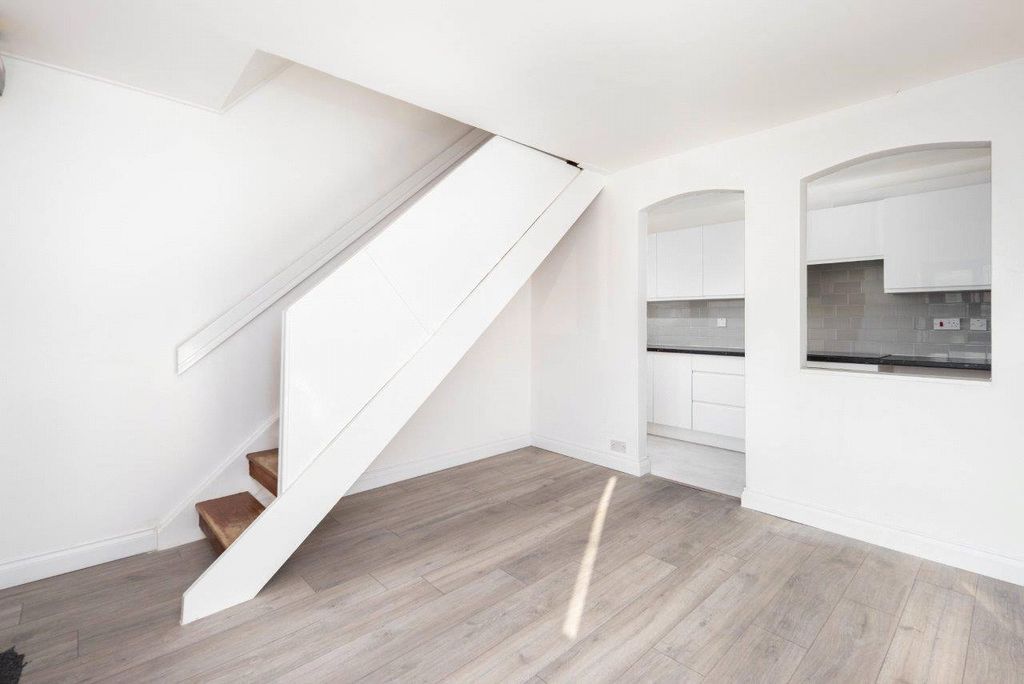 Property photo 1 of 10 Living Room/Kitchen