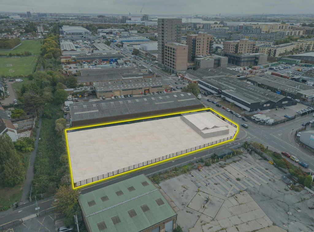 Property photo 1 of 5 Thames Rd 03.Jpg