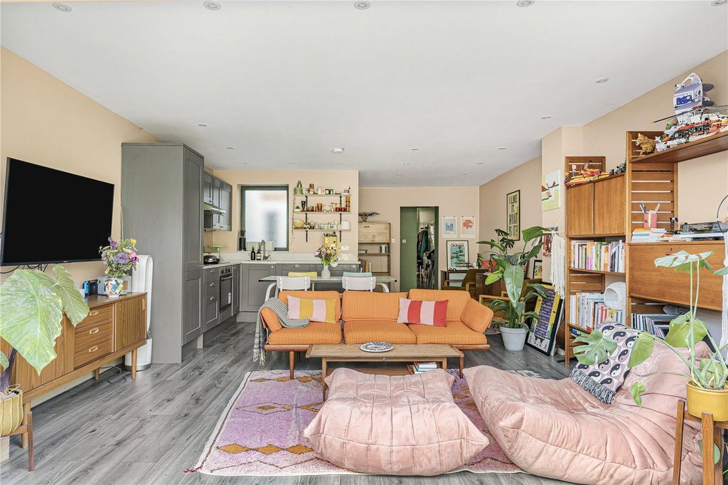 Property photo 3 of 23 Reception/Kitchen