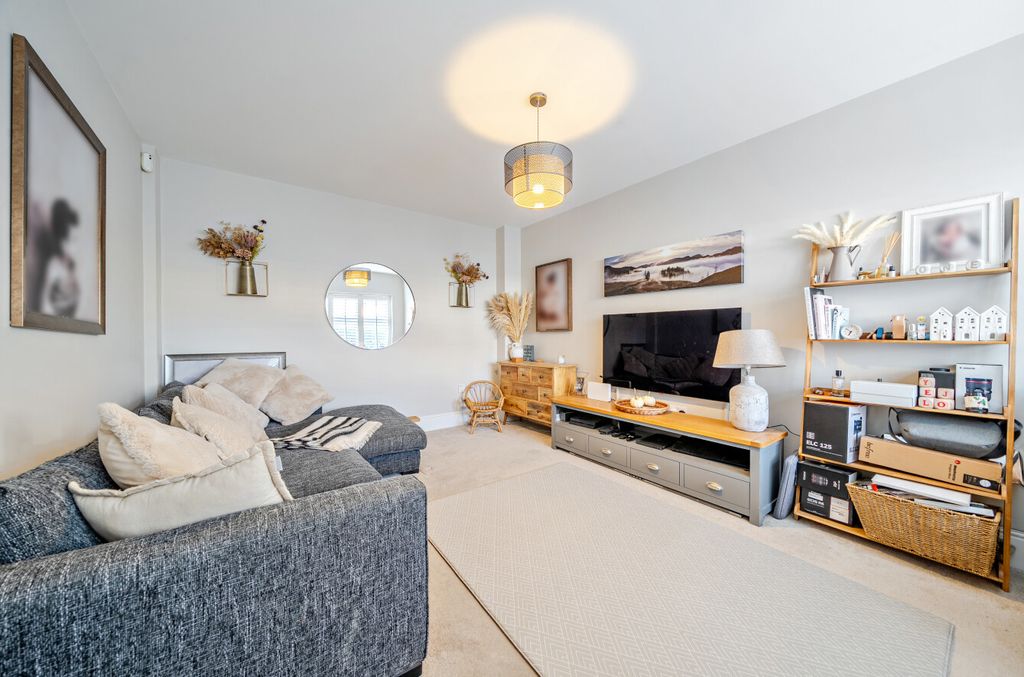 Property photo 2 of 12 1384235-5-692984F...