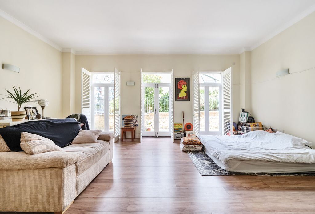 Property photo 2 of 12 Sitting Area