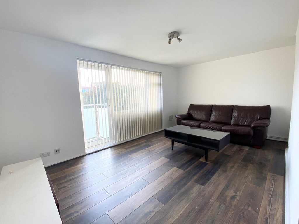Property photo 1 of 7 Living