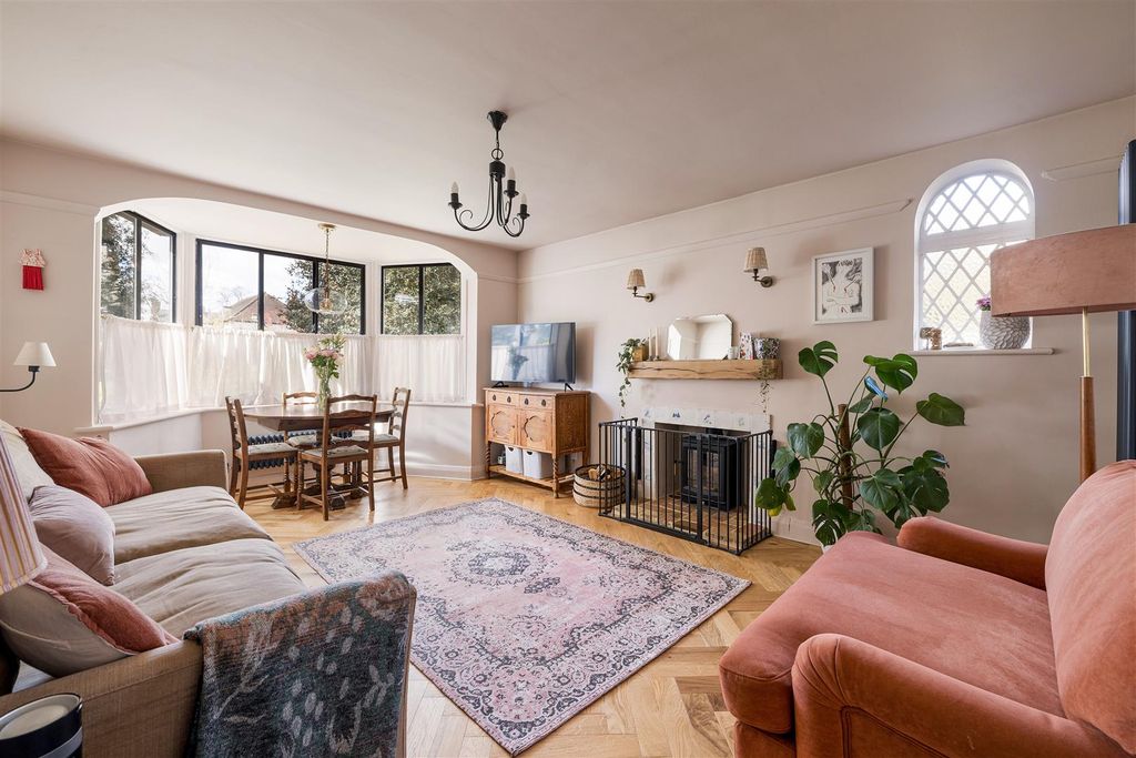 Property photo 2 of 42 Forest Court, E11