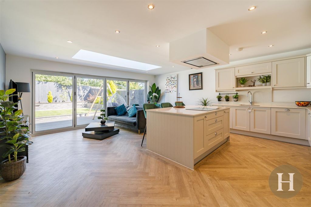 Property photo 2 of 31 Hadleigh Estate Agents-7.Jpg