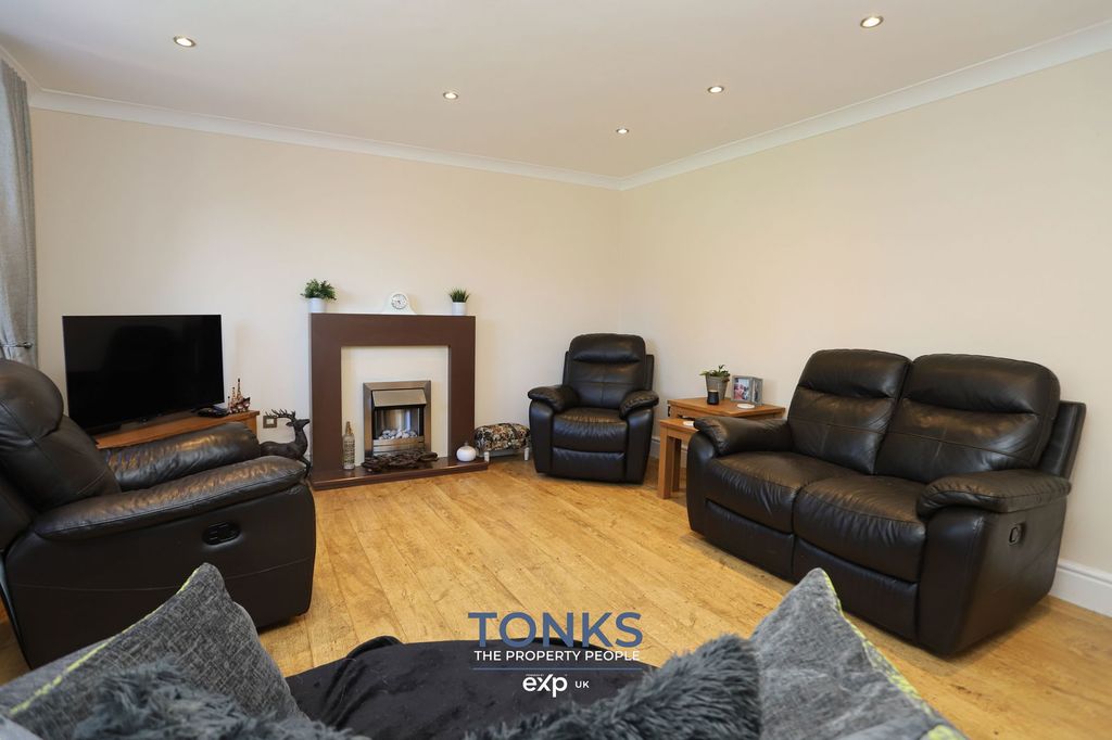 Property photo 3 of 28