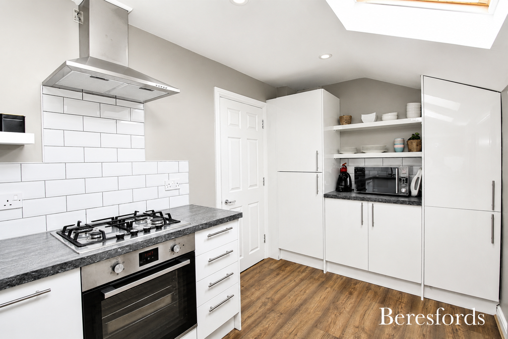 2 bed flat for saleDeyncourt Gardens, Upminster RM14 photo 5