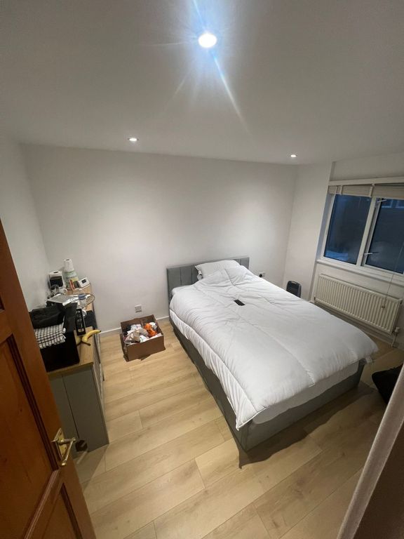 Property photo 1 of 5 Bright Bedroom With Stylish Wooden Flooring...