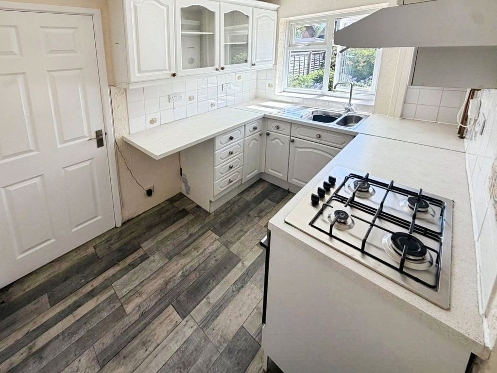 Property photo 3 of 8 Kitchen