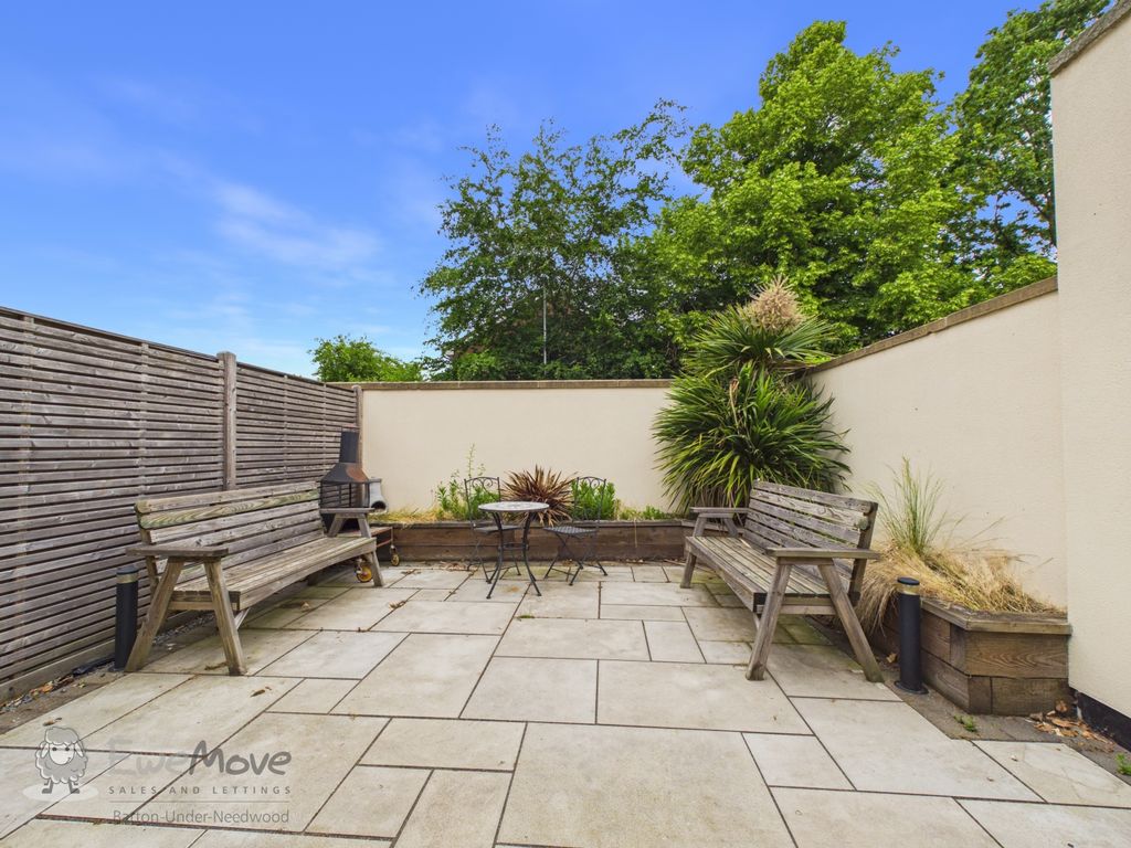 Property photo 3 of 11 Communal Courtyard