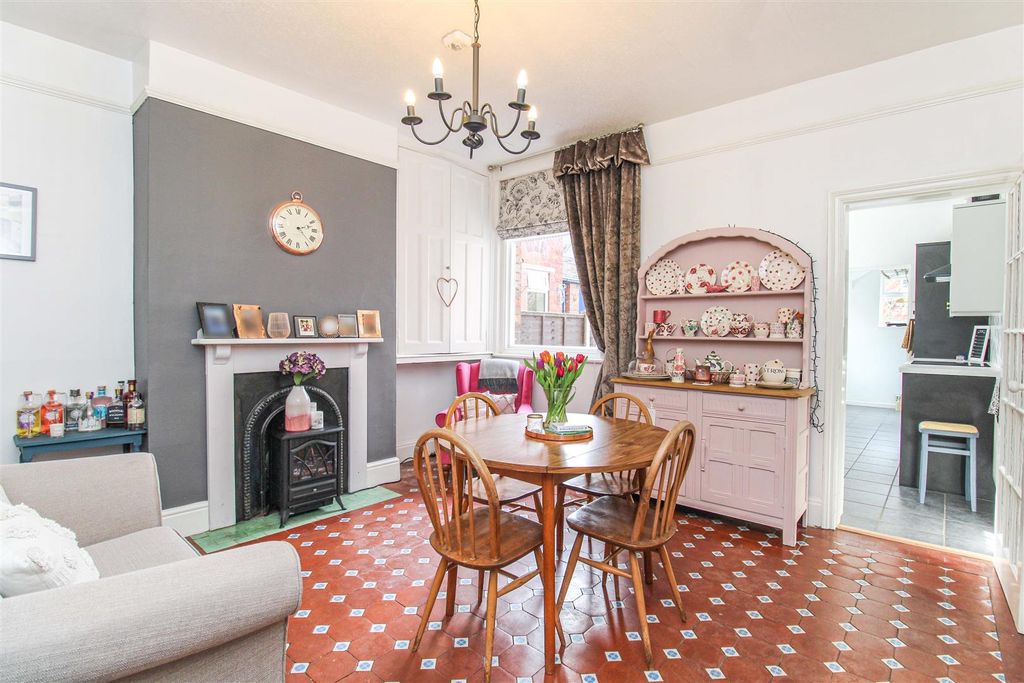 Property photo 2 of 18 87 Shirburn Dining Room.Jpg