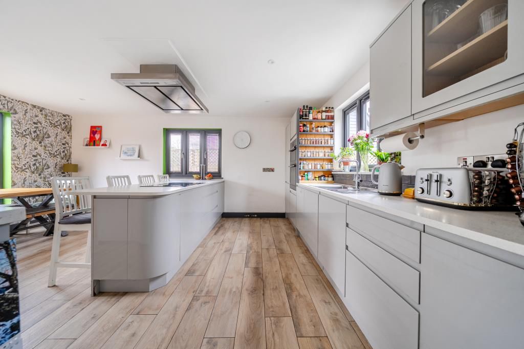 Property photo 3 of 21 Kitchen