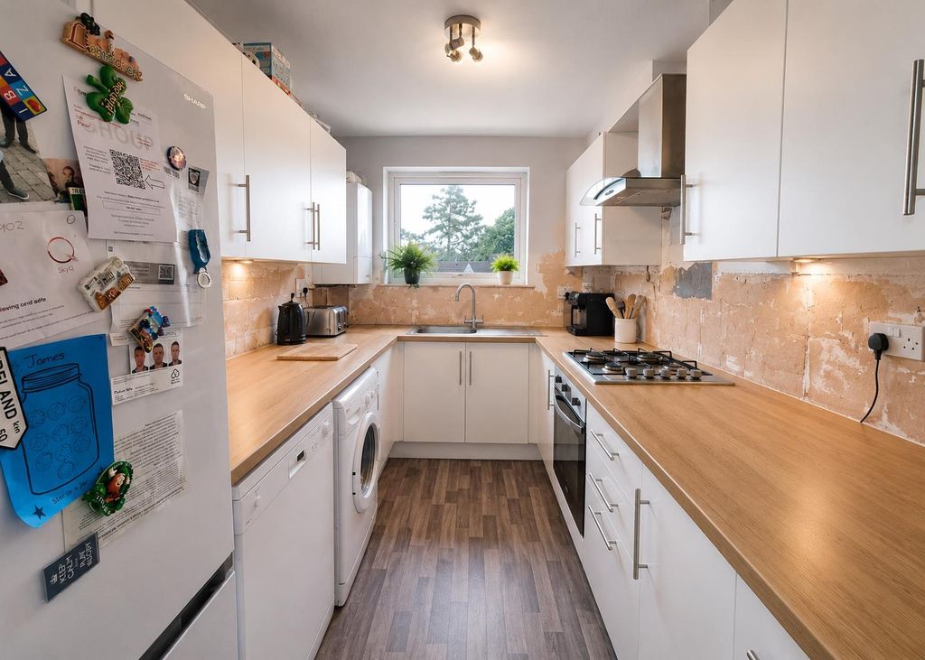 Property photo 2 of 12 Fitted Kitchen