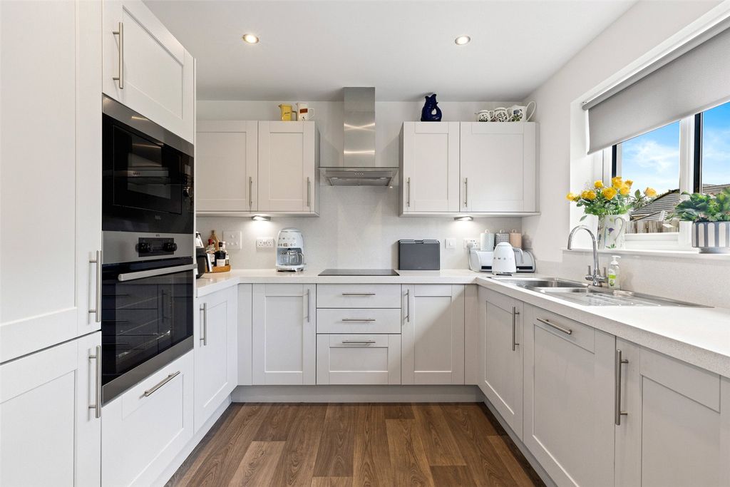 Property photo 3 of 18 Kitchen