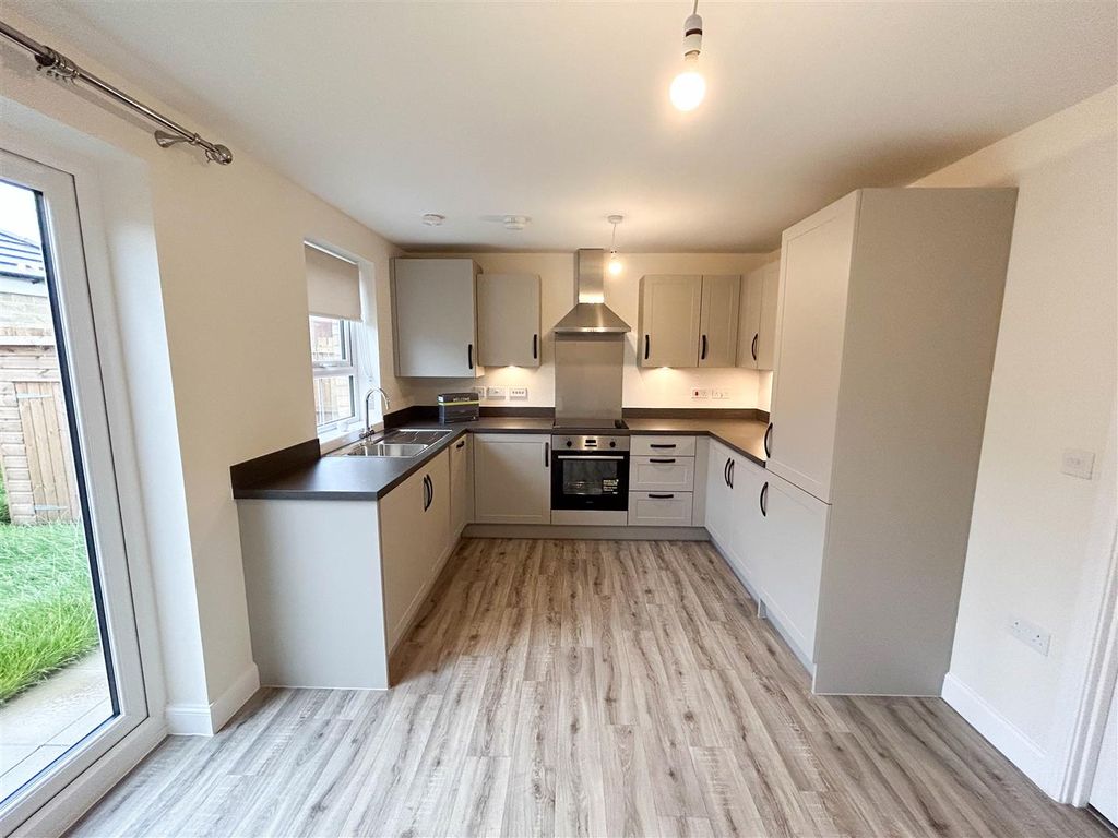 Property photo 3 of 10 Kitchen
