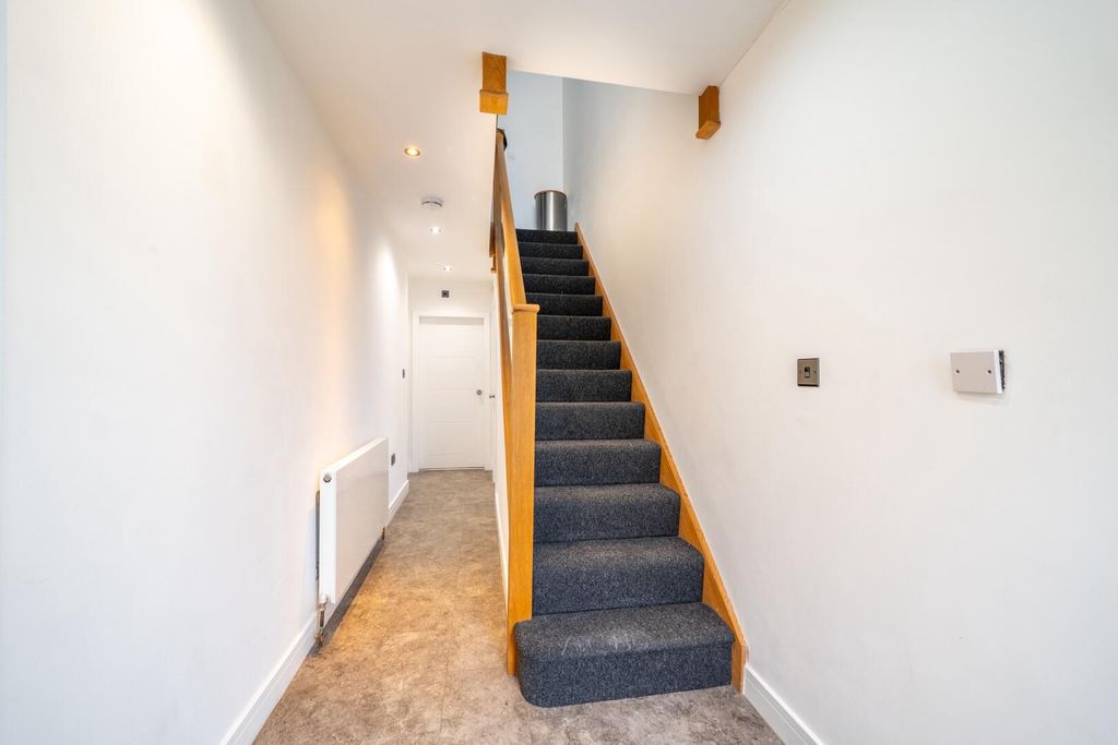 Property photo 2 of 21 Hallway