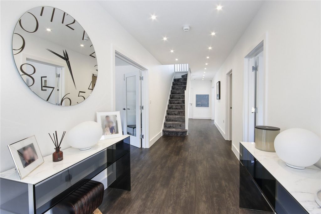 Property photo 2 of 15 Entrance Hall