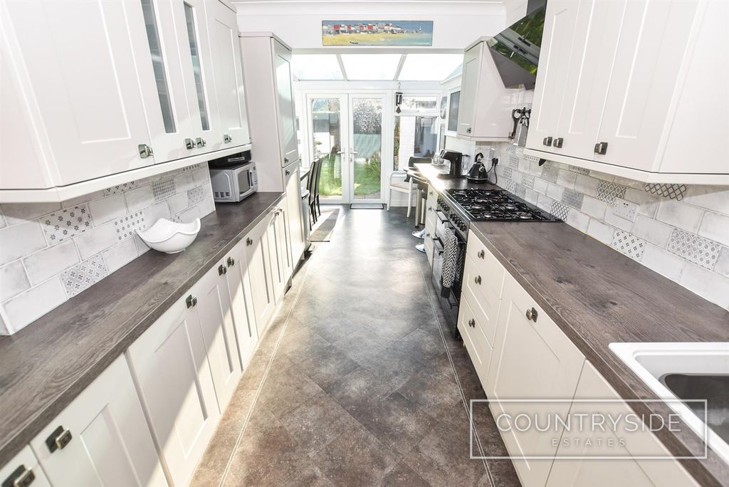 Property photo 3 of 21 Kitchen