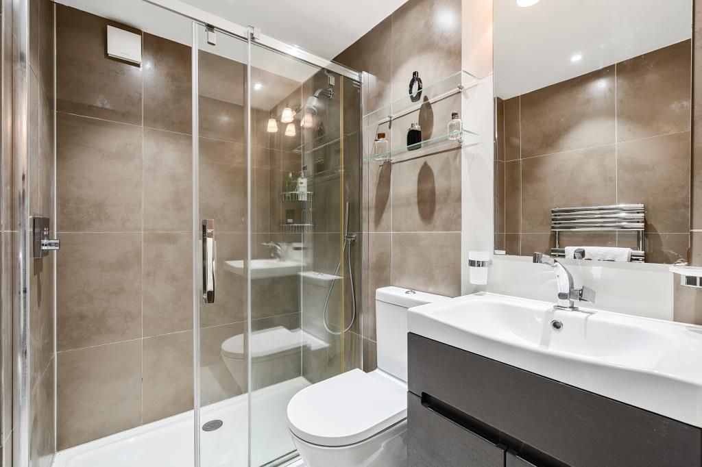 Property photo 3 of 10 Bathroom