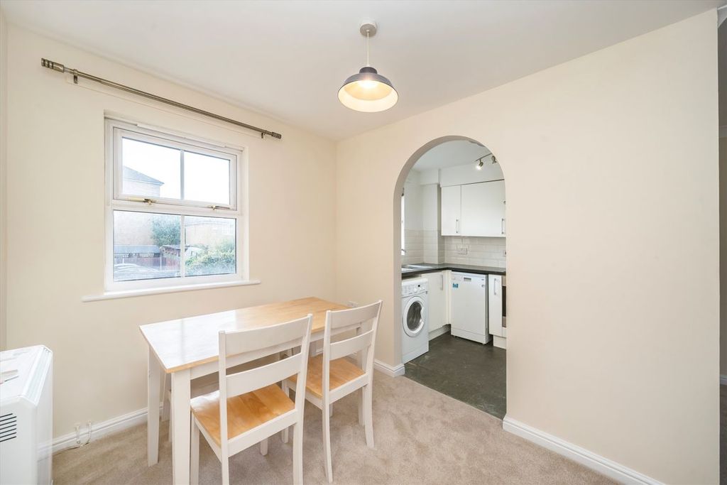 Property photo 2 of 8