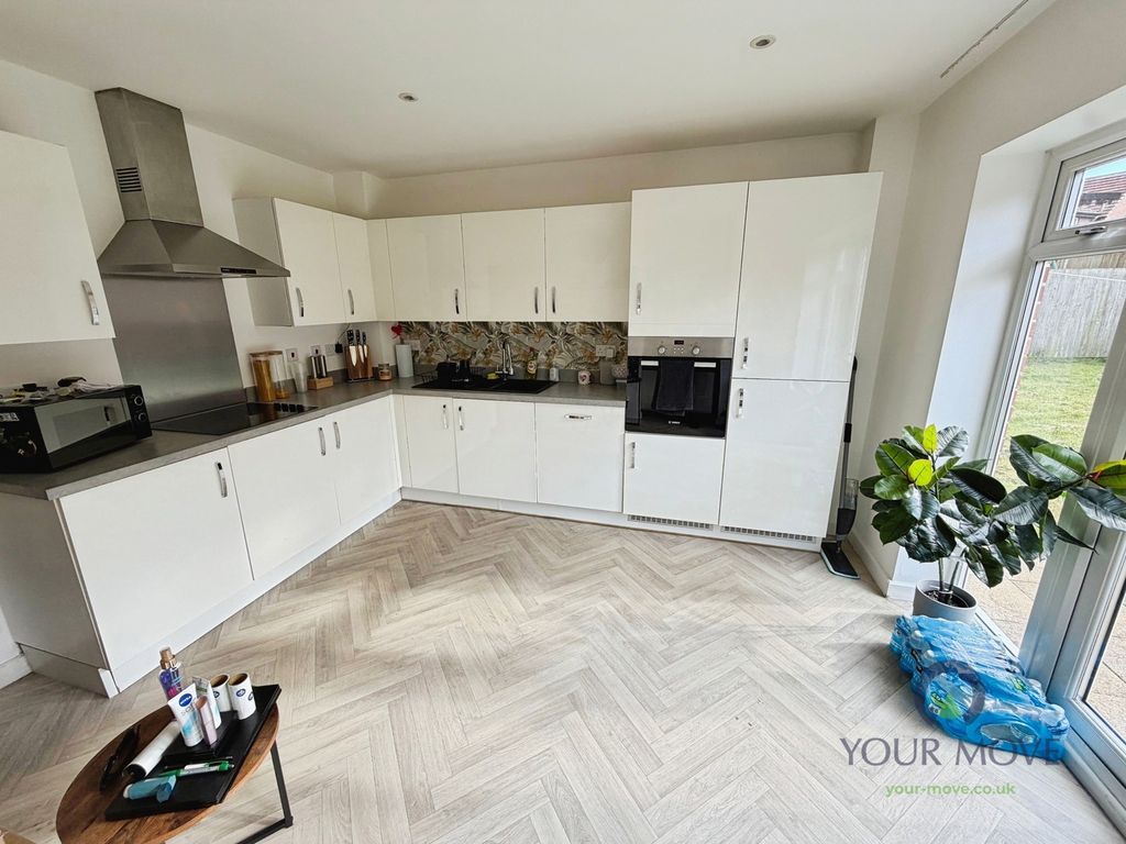 Property photo 3 of 11 Kitchen