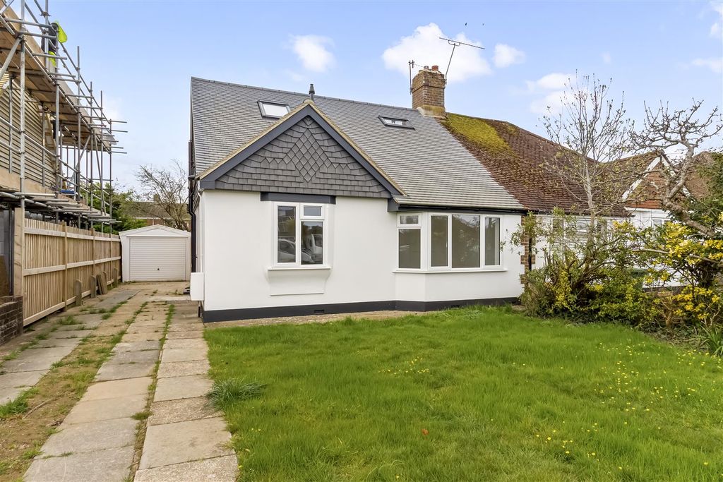 Property photo 1 of 24 32 Sunningdale Road-025.Jpg