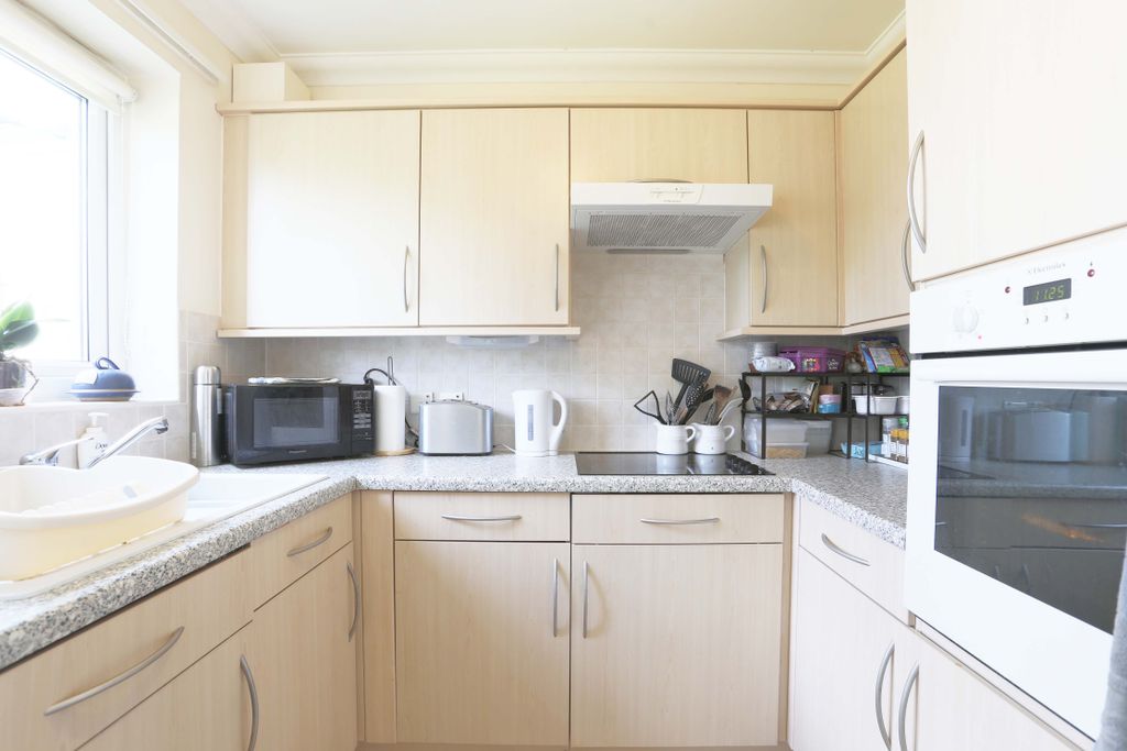Property photo 3 of 8 Kitchen