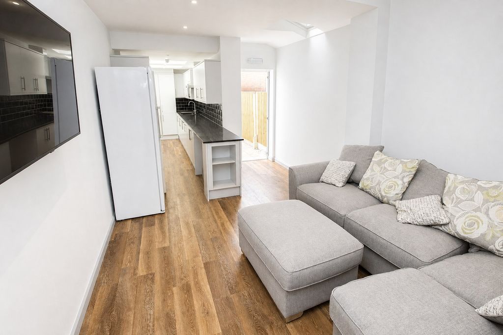 Property photo 1 of 13 Approach