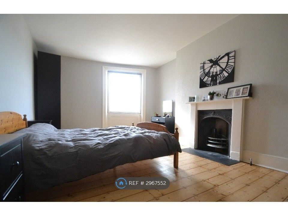 Property photo 1 of 11 Large Bedroom