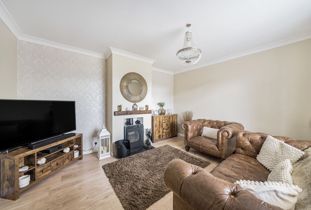 Property photo 2 of 9 1332685-9-688Cf13...