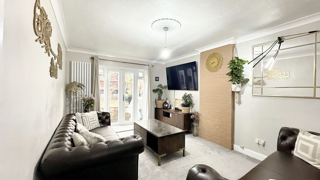 Property photo 3 of 10 Living Room