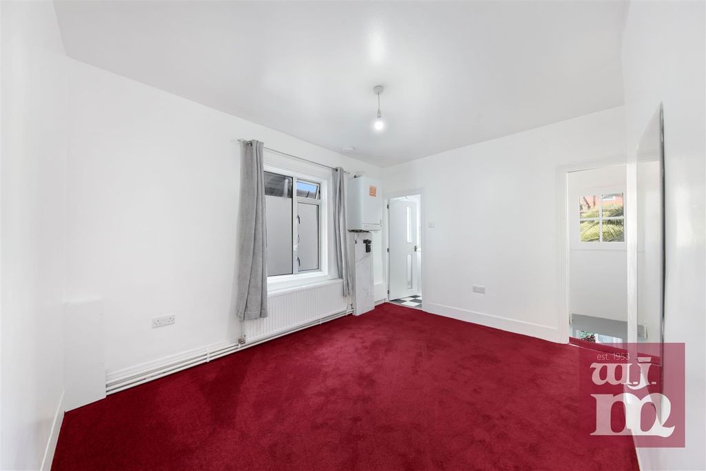 Property photo 3 of 11 28 Stork Road London E7 9Hr - 014.Jpg