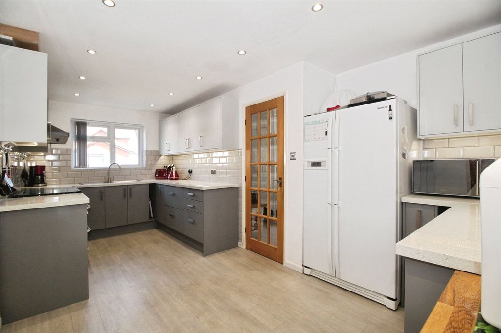 Property photo 2 of 18 Breakfast Kitchen