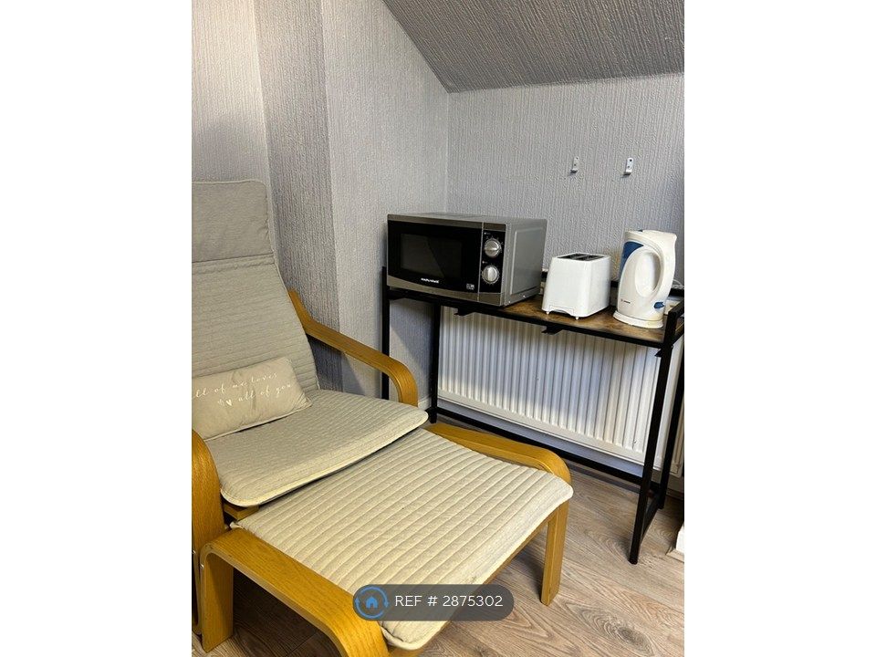 Property photo 3 of 14 Lounge Chair, Microwave, Toaster &amp; Kettle.