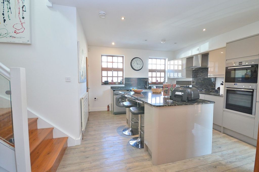 Property photo 3 of 24