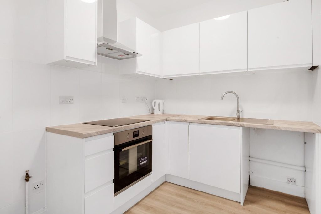 Property photo 3 of 10 Kitchen
