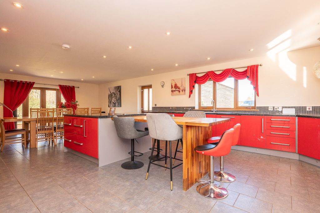 Property photo 3 of 30 Thepaddock,Holtroad,Woodnorton-14