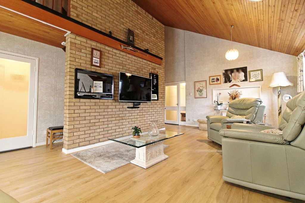 Property photo 2 of 33