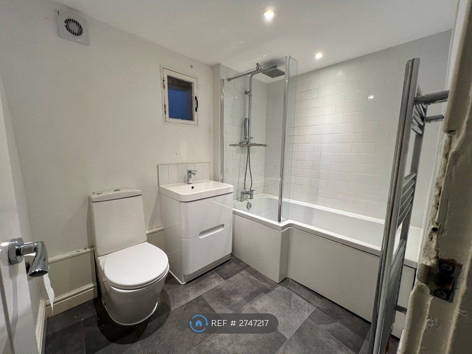 Property photo 2 of 9 Bathroom