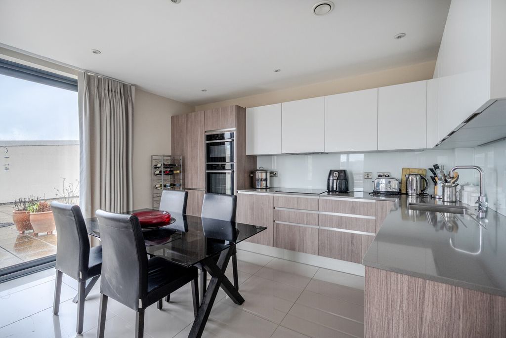 Property photo 3 of 12 1387715-12-693176...