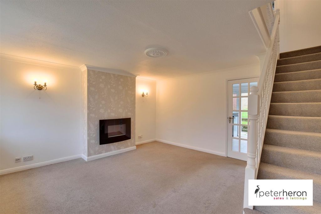 Property photo 2 of 17 Lounge