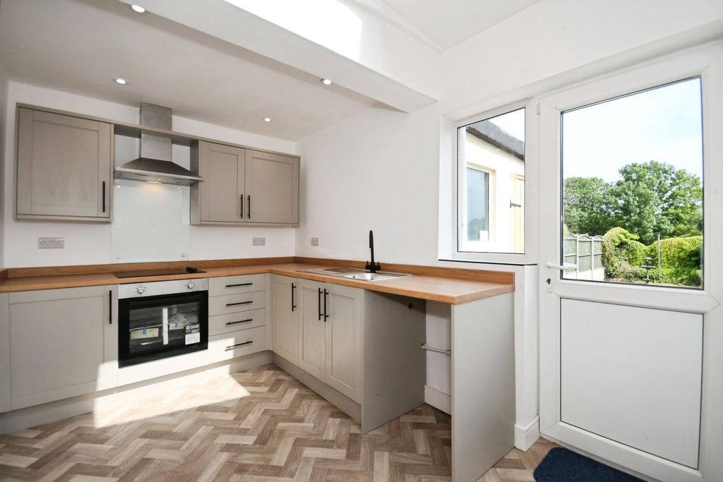 Property photo 3 of 16 Kitchen 01.Jpg