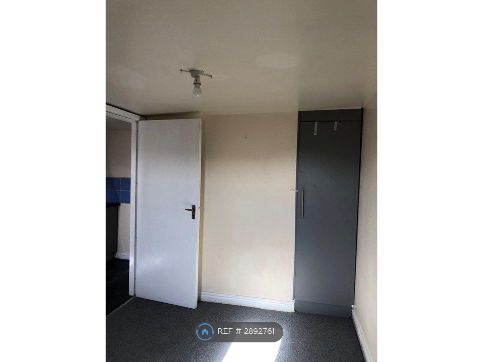 Property photo 1 of 7 Double Bedroom