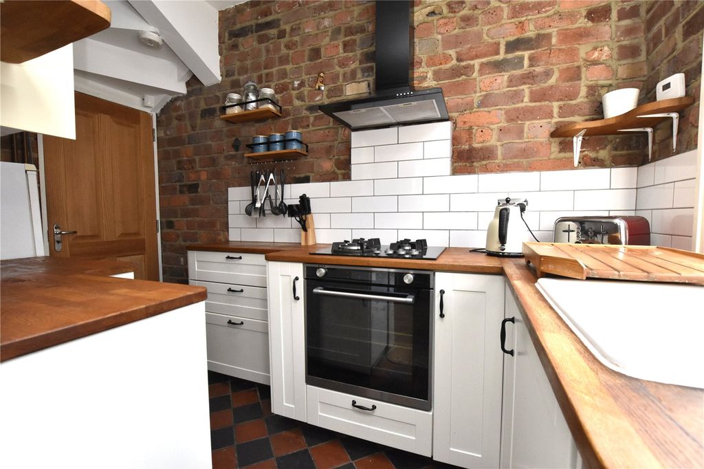 Property photo 3 of 11 Kitchen
