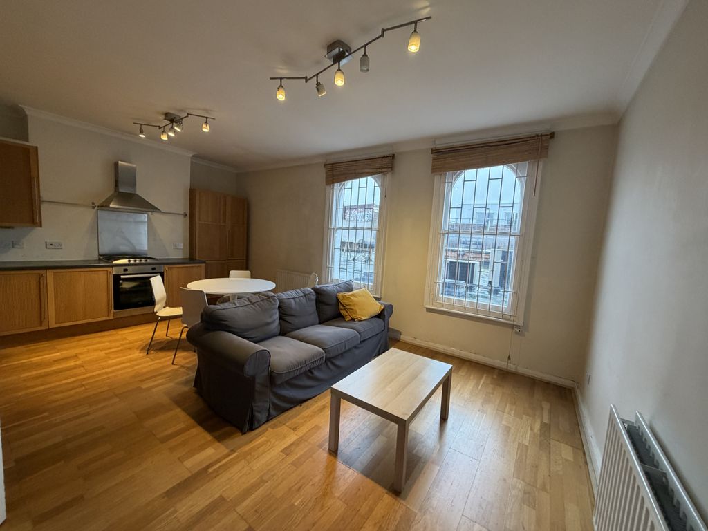 Property photo 1 of 10 3 Bed Flat To Rent Balham High Road, London Sw12