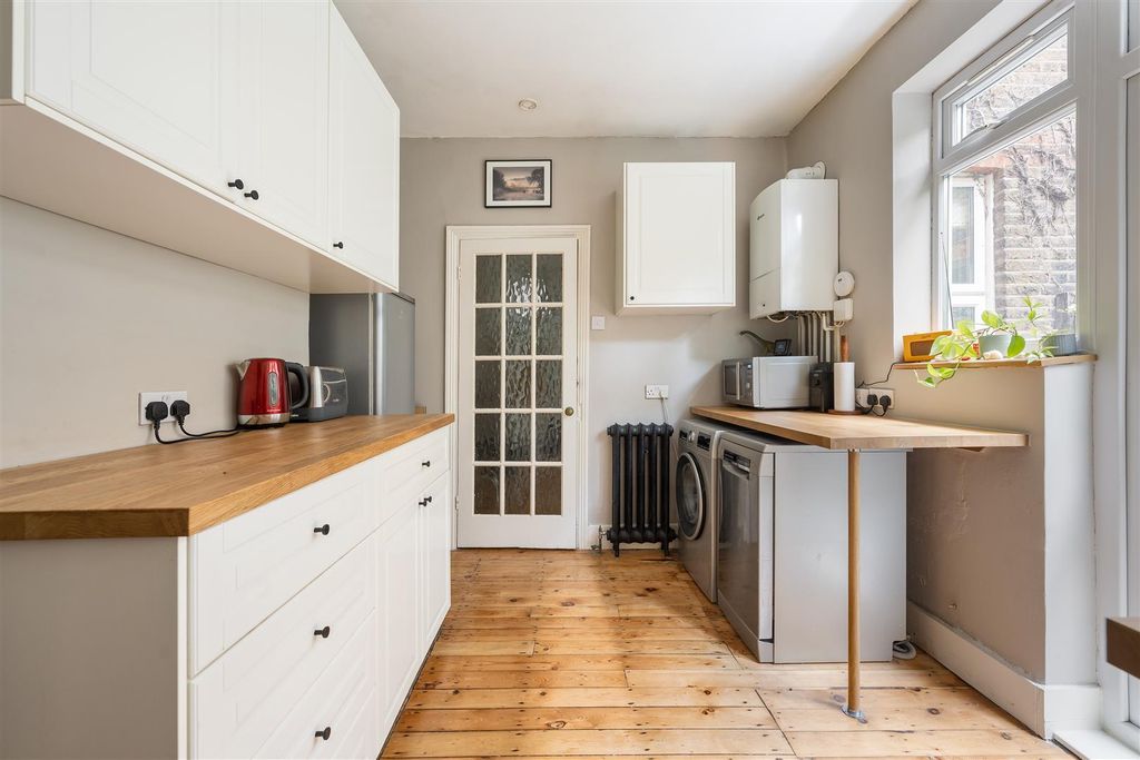 Property photo 3 of 20 Carr Road, E17
